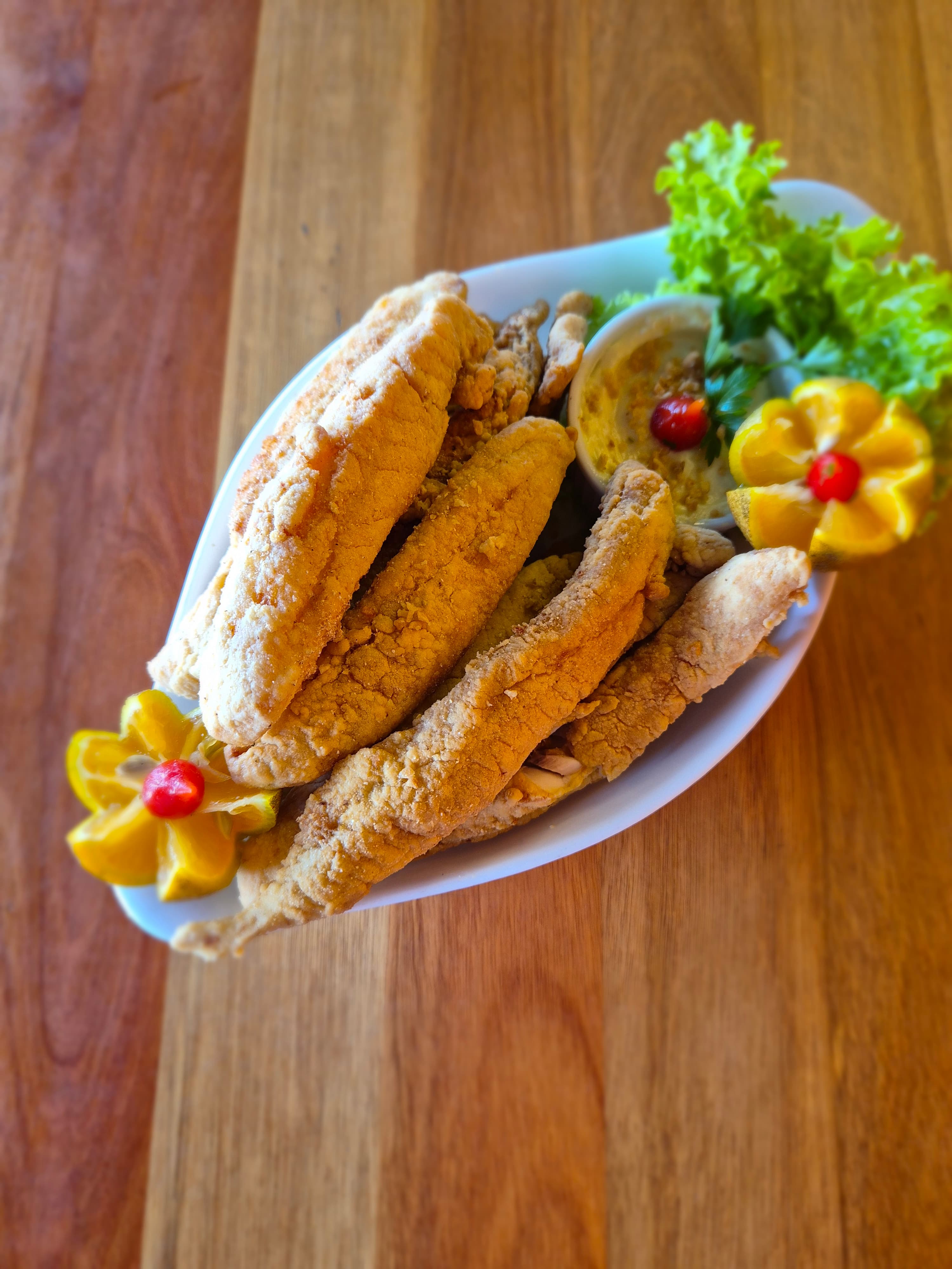Iscas de tilápia empanadas