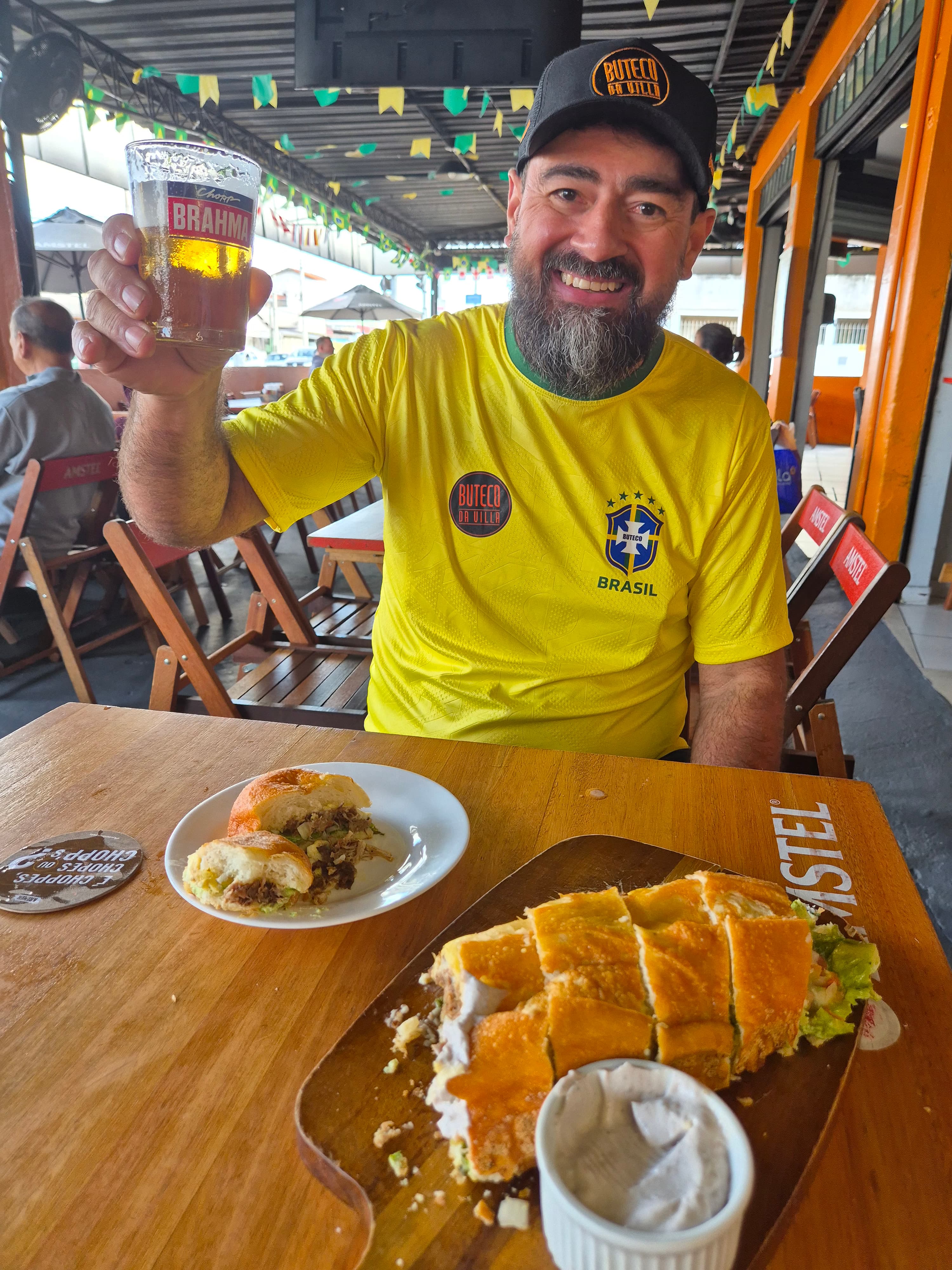 Fundador do Buteco da Villa brindando com chopp Brahma
